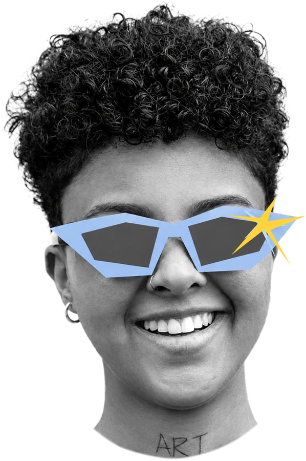 La creadora de Bisaje sonriendo, con gafas azules y un destello amarillo